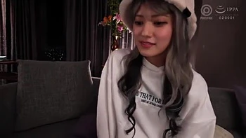 美形のスレンダーギャルはパイパンオマンコを手マンとクンニで濡れ濡れ