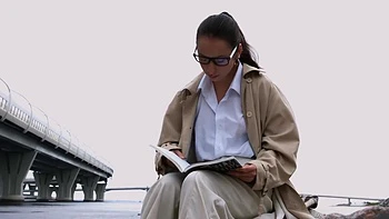 Brunette Pussy Temptations - Bloom Lambie