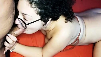 Ao transformar o marido em corno, ela oferece o cuzinho no