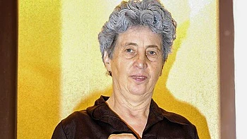 Mature with grey hairs Rosa is washing her pussy with love