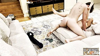 Beautiful sweetheart Leslie Monroe likes jumping on a big boner