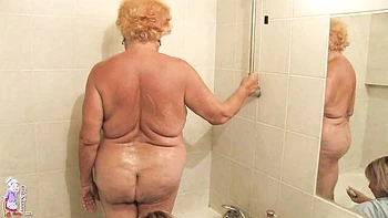Old ladies Kata and Hermine also love having fun in the bathroom