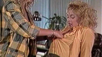 Classic pornstar Nina Hartley gives a nice cunnilingus on the knees