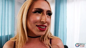 Bubbly Paradise - petite video - Grooby Girls