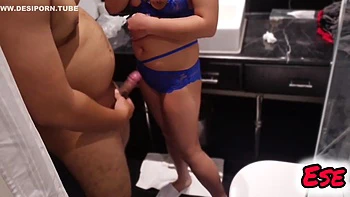 Alisha Bhabhi Fucks With Waiter In The Resturants Washroom