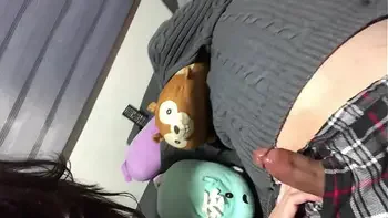 Joven COLEGIALA le hace SEXO ORAL a su hermano mientras DESCANZA, LO GRABA TODO