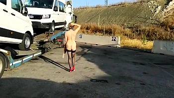 Pornsonick Me Exhibo En El Aparcamiento