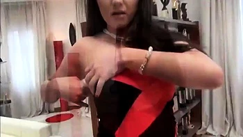 Une putain baise en levrette et adore a