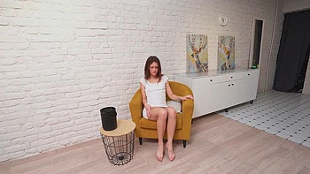 Brunette solo girl Elisa Swan plays with her wet pussy