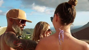 Cassy crosses paths with Ricky - Jacquie et Michel TV