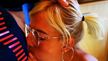 il me fait sucer des mecs dans le cabanon en portant de la lingerie