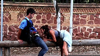 couple de coquins espagnole baise dans la rue