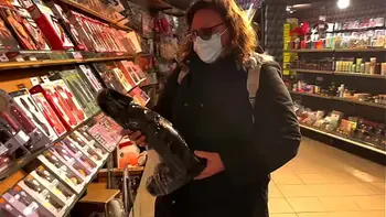 Dominatrix Mistress April - Slave in water toilet for