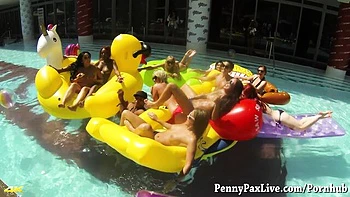 Vicky At Home featuring Vicky Vette and Penny Pax's cunnlingus clip