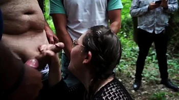 souillée de sperme en bukkake dans la foret
