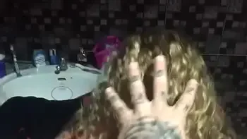 Je me fais prendre mon petit cul dans la salle de bain !