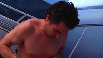 elle rejoint un mec au sexe shop