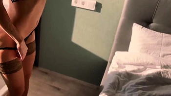 Sexy Melissa Burn flexes her six pack in tights and heels,