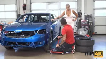 RIM4K. Mechanics busty wife comes to the garage and worships his ass