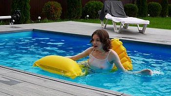 Stunning teen Milka Wey plays with peaches by the pool