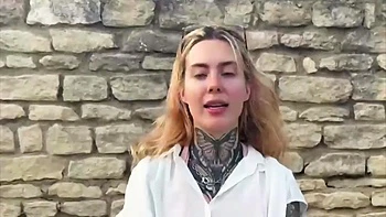 Emma, 21, is getting into pure exhibitionism! - Jacquie et Michel TV