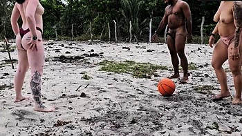 Jogo de futebol com apostas resulta em sexo assfuck