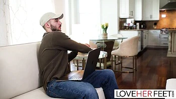 Come-hither Luna's sexy feet video