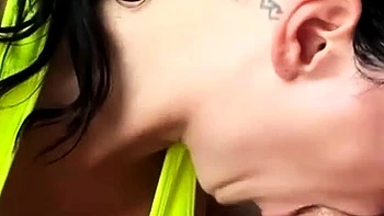 Slutty Babe Gives Amateur Blowjob to Huge Cock at Gym