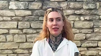 Emma, 21, is getting into pure exhibitionism! - Jacquie et Michel TV