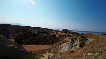 Talia se mija nas calças durante passeio ao ar livre