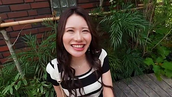 美脚美女が膣の中にバイブ入れてパイパンおまんこから愛液に糸を引く