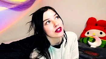 Niedliche Brünette wichst frech vor der Cam