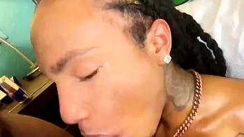 Adolescentes amadoras chupando pau na festa