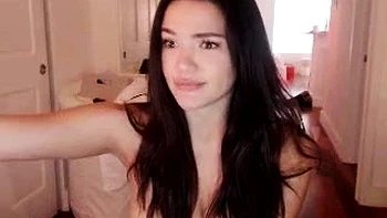 Любительская азиатская тинейджерша сосет член одна