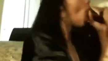 Любительница сосет огромный черный член и дрочит