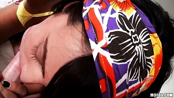 Joven delgada follada duro de lado con polla grande