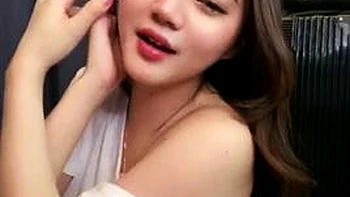 Amateur mit fetten Titten fickt sich allein