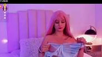 Gata com peitos grandes e bunda grande em webcam e bondage