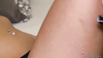 Dünne Blondine wird Reiterin und Doggy gefickt