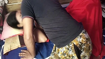 Bhabhi morena sexy de saree vermelho fodida romanticamente pelo marido