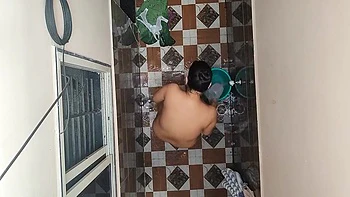 Vendo a vizinha pelada tomando banho