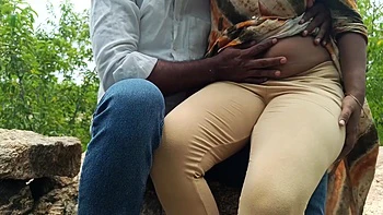 Follando al aire libre con la hermanastra india