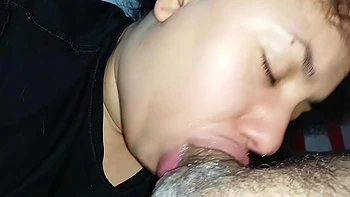 Mexendo sua boca grande e sedenta até o fundo