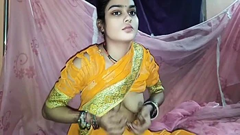 Femme indienne sexy jouant seule avec sa chatte