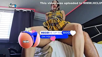 Adolescente morena amadora rebola e faz deepthroat