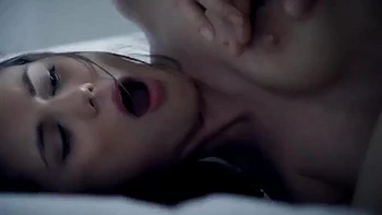 Brünette Amateurin leckt und fickt Doggy