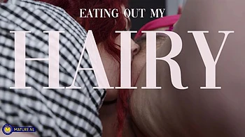 Sofia peluda tem a buceta lambida pela enteada Olivia