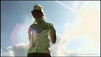 Enfermera Sandra chupa polla y coge duro al aire libre