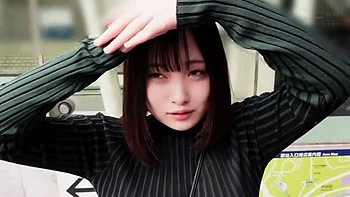 Пышная красотка с G-кубиками целуется и дрочит с паизури