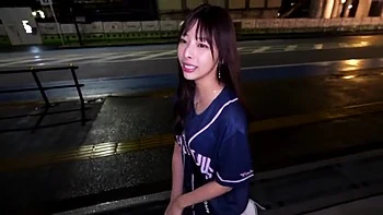 Jolie Japonaise suce doucement et câline